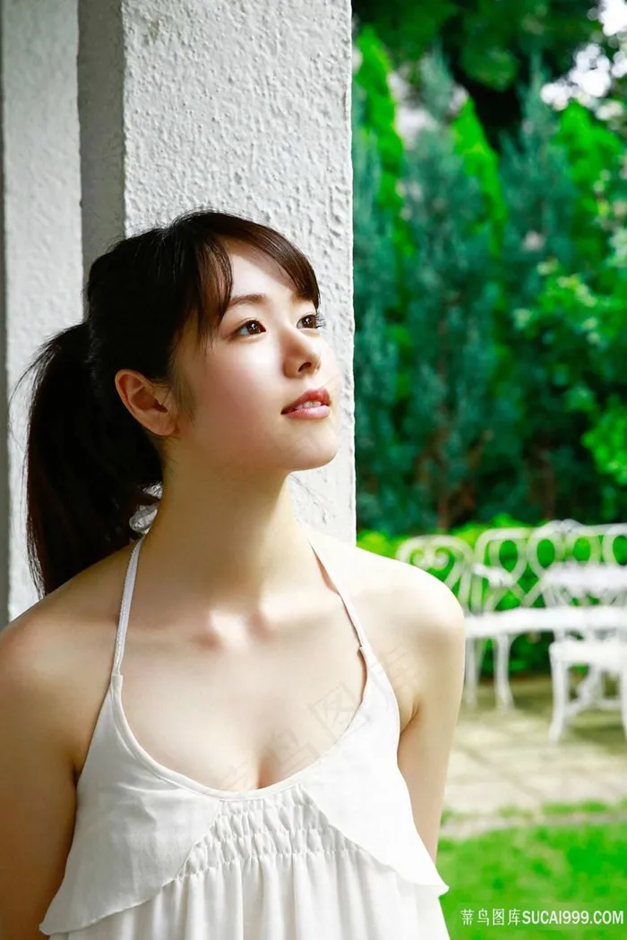 靠在柱子上的高清日本清纯美女图片