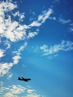 蓝天鳞状白云飞翔的飞机 蓝天鳞状白云飞翔的飞机