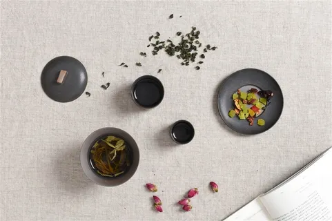 桌面上的茶叶与干果 桌面上的茶叶与干果