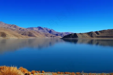 蔚蓝天空下的湖泊美景摄影图片 蔚蓝天空下的湖泊美景摄影图片