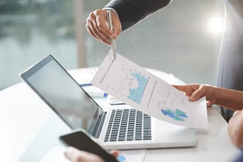 研究讨论的商务团队和办公桌上的手提电脑高清图片 研究讨论的商务团队和办公桌上的手提电脑高清图片