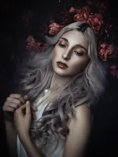 玫瑰背景上的欧美美女肖像艺术写真图片