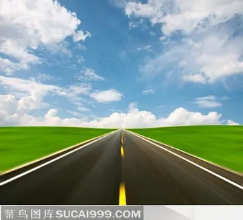 天空云朵蓝天白云的绿地郊外公路 天空云朵蓝天白云的绿地郊外公路