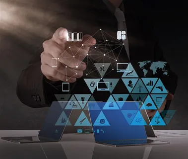 正在做数据分析的商务人士素材高清图片