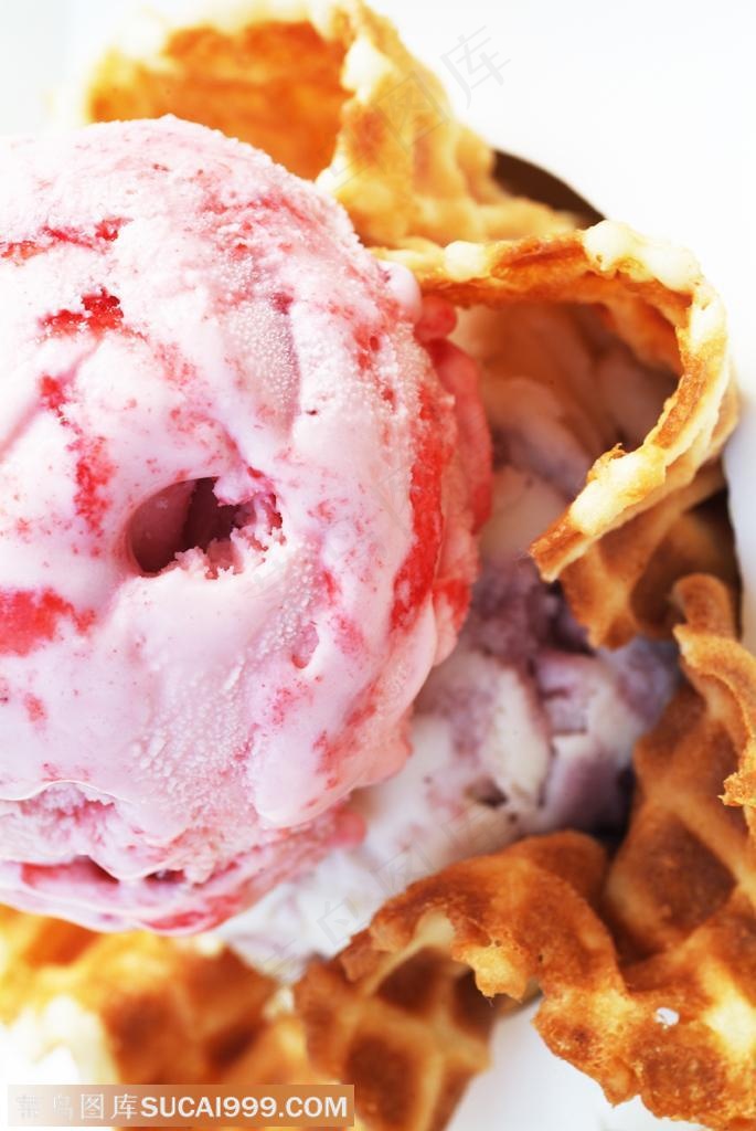 甜品店广告素材 奶油双球冰激凌脆皮蛋筒冰品