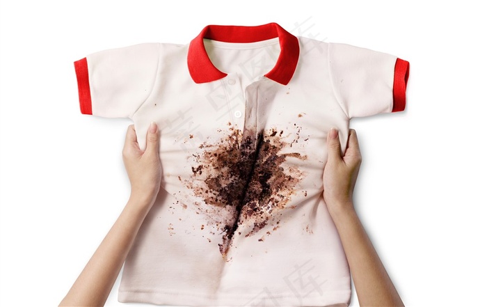 洗衣服的时尚女性