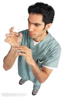 医疗针管-拿着注射器的护士