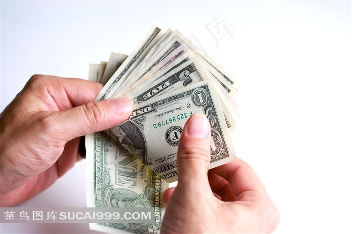 用手点钞票的图片