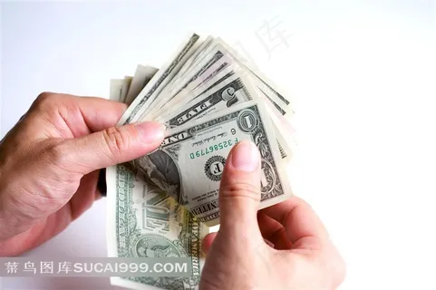 用手点钞票的图片