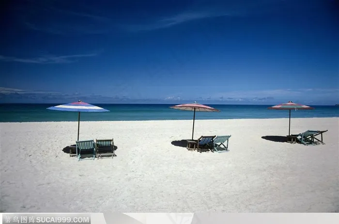 海滩休闲生活-蓝天下漂亮的海滩