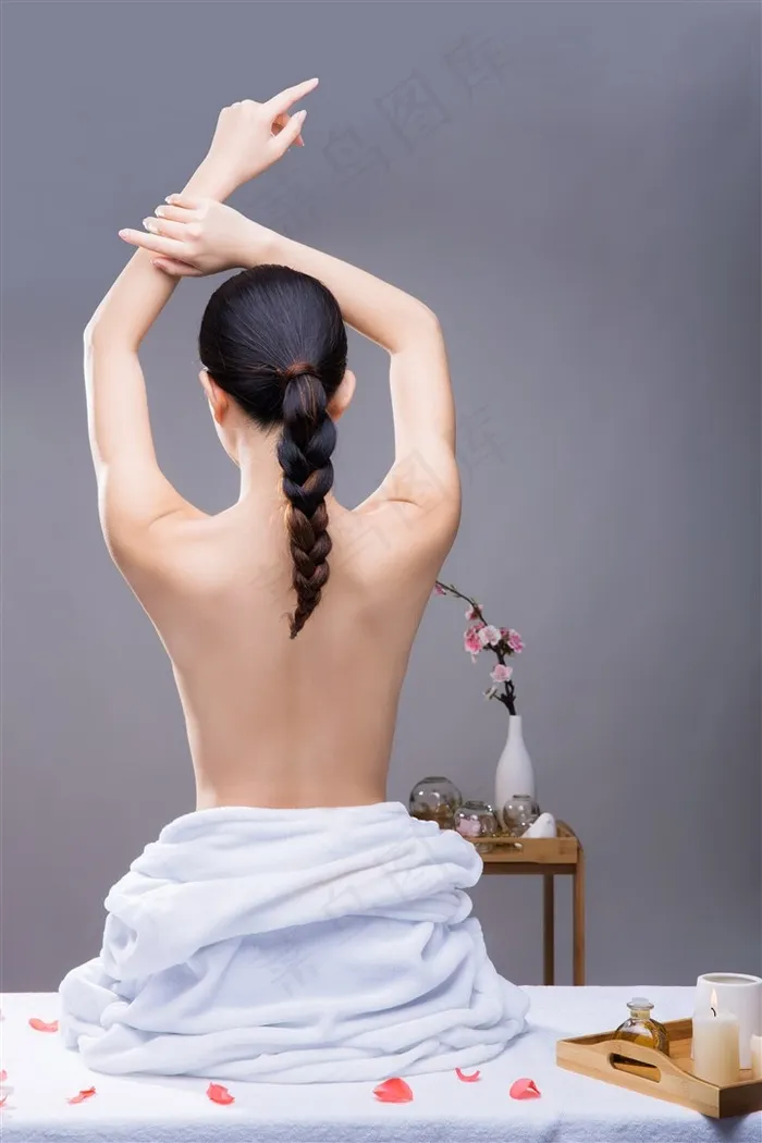 浴袍完的美女背部图