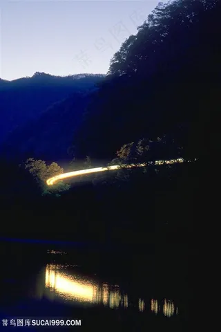 湖畔树林铁路风景画