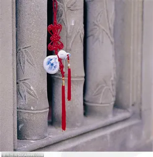 挂着陶瓷葫芦的中国结