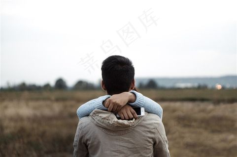 拥抱在一起的情侣摄影素材