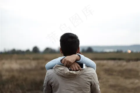 拥抱在一起的情侣摄影素材