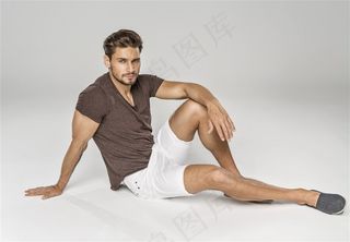 穿着短裤T恤的时尚帅哥高清图片