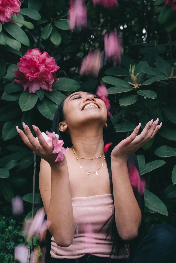 花瓣散落美女写真图片