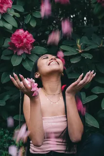 花瓣散落美女写真图片