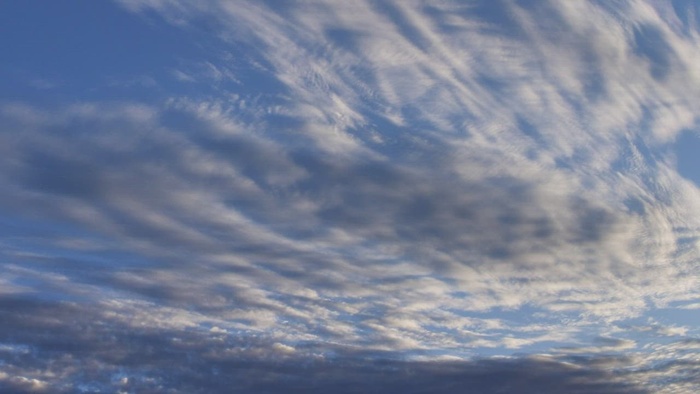 移动在蓝天的云彩