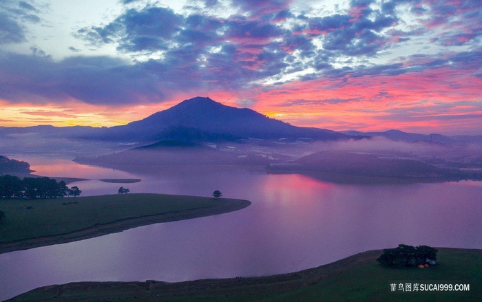 落日前的山脉风景