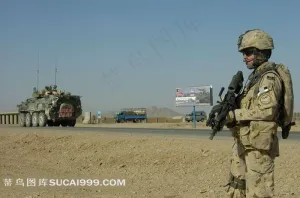 沙漠公路上的士兵和装甲车