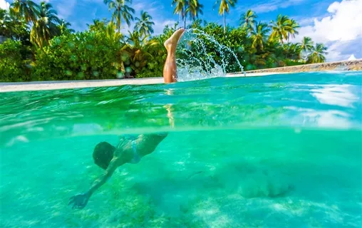 正在海水里游泳的美女 正在海水里游泳的美女