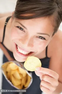 吃薯片的美女图片下载 吃薯片的美女图片下载