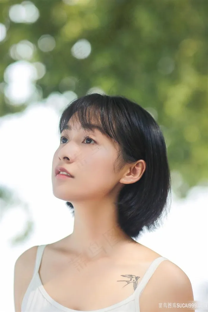 唯美短发清纯美女学生人像摄影图片