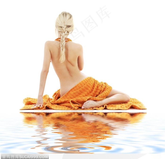 坐在水上的裸背女性