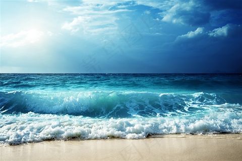 蓝色海岸边翻滚的浪花高清图片