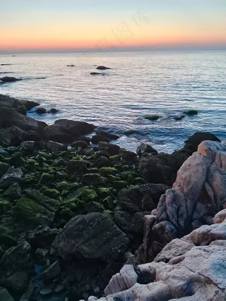 海水和岩石浑然天成