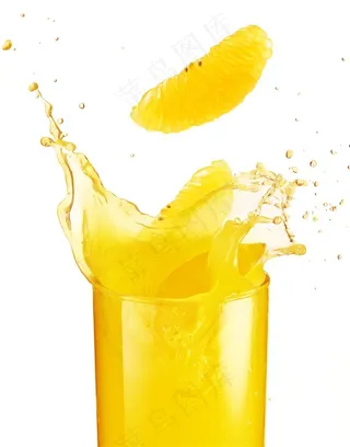 白色背景下的动感橙汁高清图片