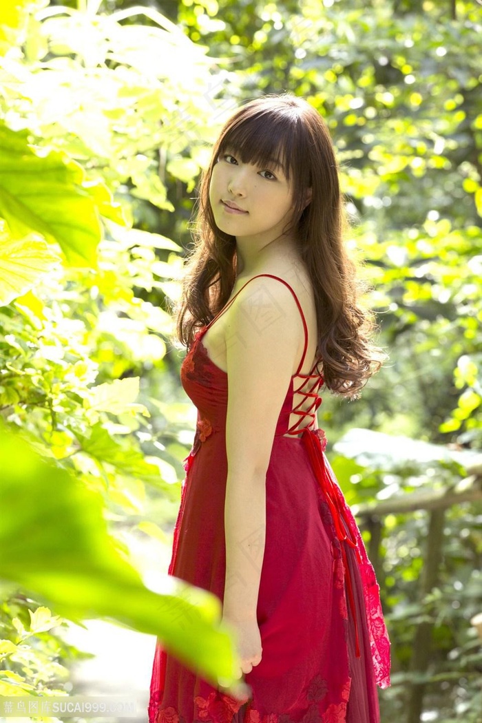 穿着长裙的日本美女户外摄影图片