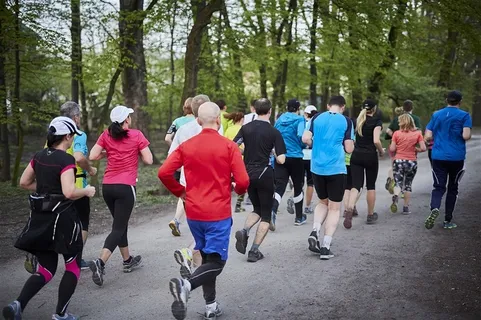 马拉松跑步的人群摄影图