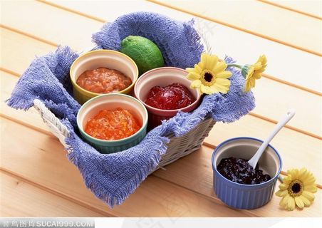 竹篮里的各种酱料和鲜花