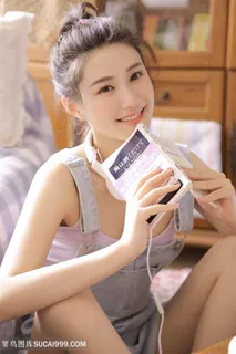 拿着书本的高清清纯美女图片