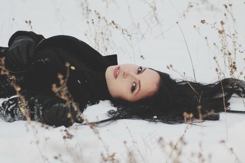 躺在雪地里的美女图片 躺在雪地里的美女图片