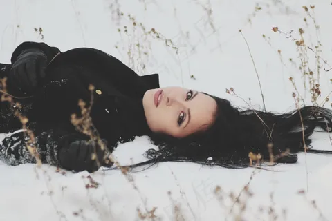 躺在雪地里的美女图片 躺在雪地里的美女图片
