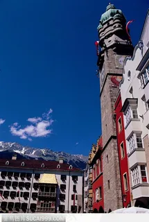 房屋行人伞雪山