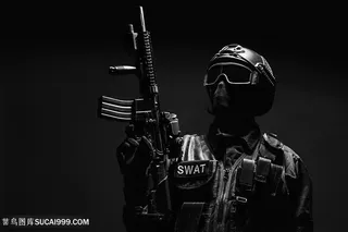 拿着枪的军人特种兵高清图