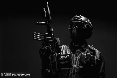 拿着枪的军人特种兵高清图 拿着枪的军人特种兵高清图