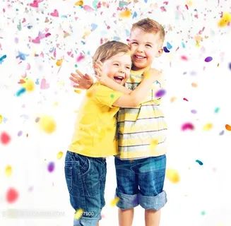 抱在一起的儿童