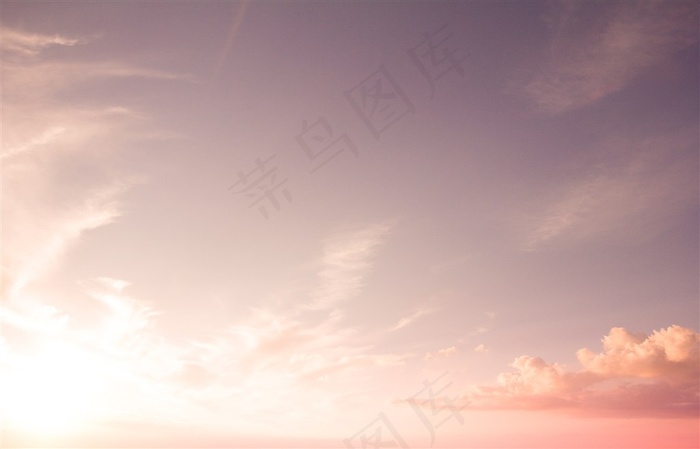 淡色的天空和云朵