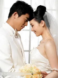 现代婚纱摄影夫妻头顶头温馨婚纱照