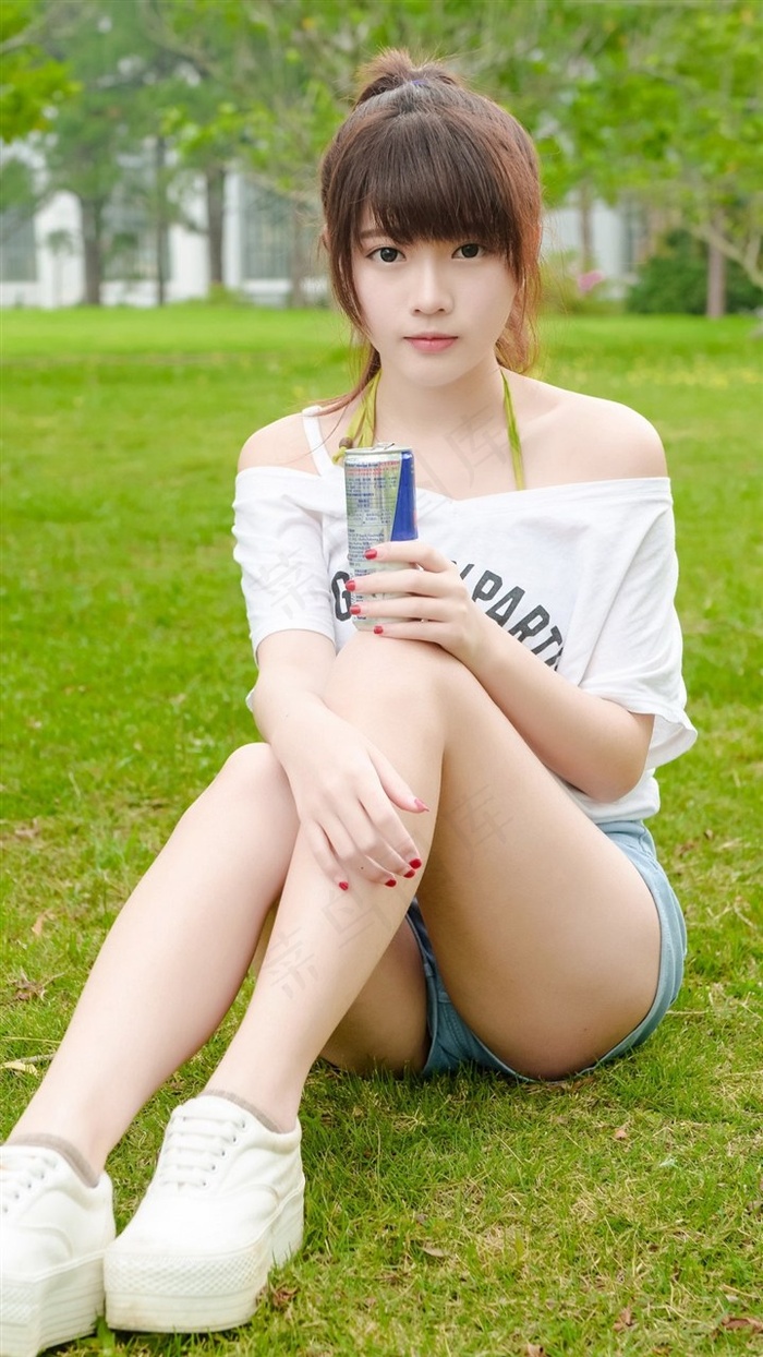 坐在草地上的清纯美女大图