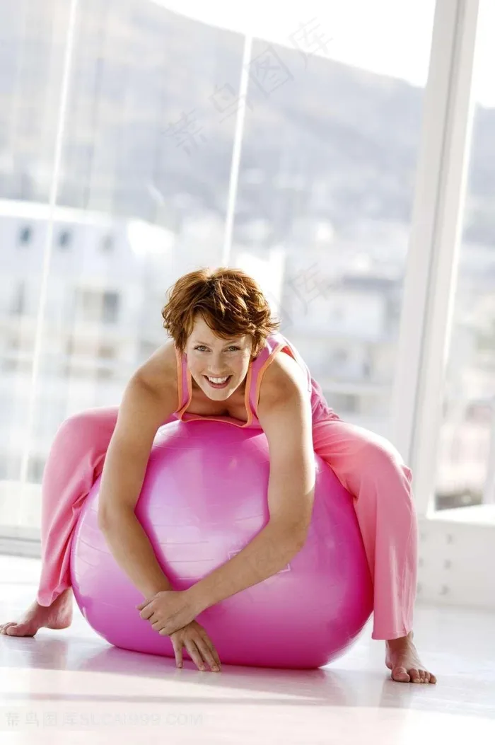 抱着粉红彩球的美女