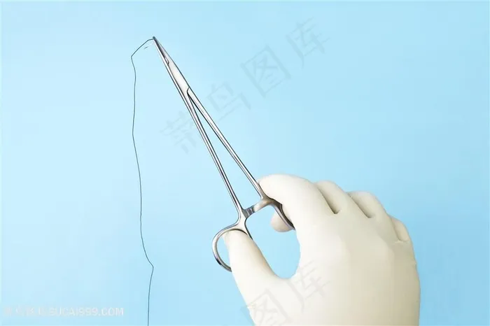 在手术室里穿针线的医生高清图