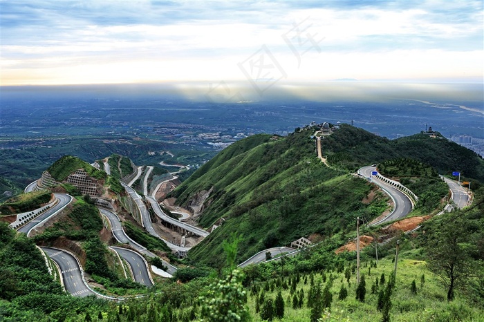 风景秀丽的山路