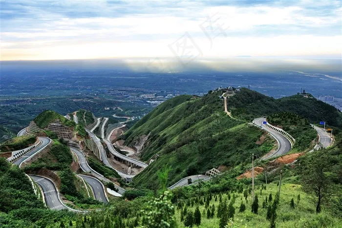 风景秀丽的山路