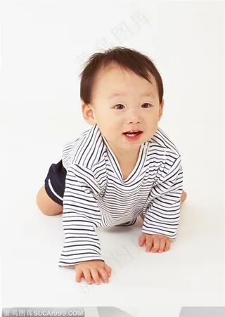 婴儿幼儿-爬行微笑的婴儿